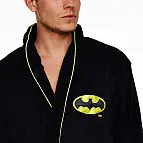 El logo de batman se repite en el pecho