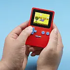 Incluye más de 150 juegos de 8 bits