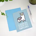 Incluye un sobre para enviarla