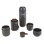 Incluye un vaso y una cuchara para el café