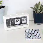 El reloj despertador retro con calendario flip