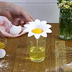 Un separador de yemas flower power