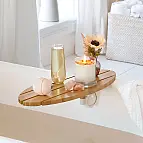 Una bandeja de bambú para la bañera de diseño impecable