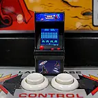 La mini consola arcade de bolsillo de Space Invaders