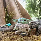 El peluche de The Mandalorian Baby Yoda viene con dos accesorios inspirados en la serie