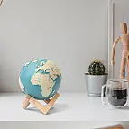 Una lámpara con la forma de la bola del mundo