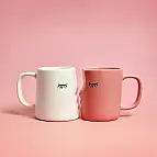 Pareja de tazas que se besan