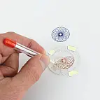 Incluye 7 ruedas, 1 anillo, 1 regla, masilla y 2 bolígrafos