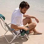 Cuenta con dos posavasos