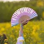 Incluye un práctico colgador