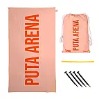 Ocupa poco espacio, es ligera, de secado rápido y repele la arena