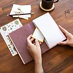 Incluye 2 páginas de pegatinas, cinta marcapáginas y bolsillo interior