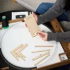 Incluye un soporte para el móvil