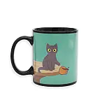 Con la taza caliente aparece un gatito travieso