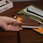 Funciona con batería recargable y se carga mediante USB