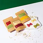 Prepara pasta de tres colores diferentes utilizando ingredientes naturales