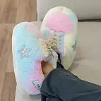 Zapatillas de estar por casa gigantes de arcoíris