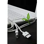 Puedes utilizarlas para organizar los cables que entran y salen de tu portátil