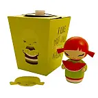 El pack incluye la muñeca y una pegatina con su cara