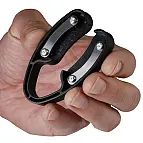 Quita el preciento de la botella con la parte de abajo del soporte