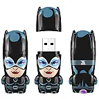 El pendrive de Catwoman con tapa, sin tapa y por detrás