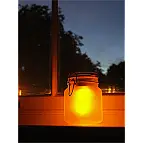 Tarro solar iluminando la noche