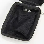 En su interior lleva un bolsillito para los accesorios