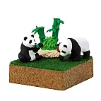 Los pandas comen su bambú relajadamente...