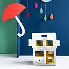 Tiene tres pisos y ocho habitaciones