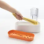 Mete la pasta en el cocedor y cubre con agua