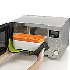 Retíralo del microondas protegiendo tus manos