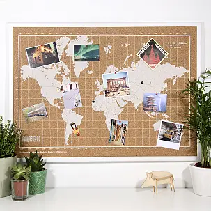 Tablero de corcho con mapamundi serigrafiado en blanco y marco blanco