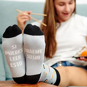 Calcetines con mensaje: Si puedes leer esto tráeme sushi