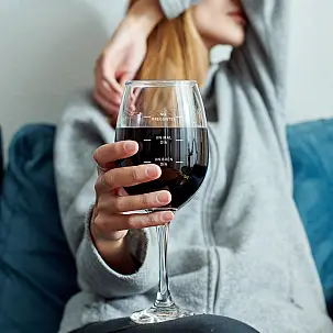 Copa de vino con estados de ánimo ¿Qué tal tu día?