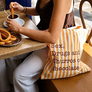 Tote bag de rayas con mensaje Sex, drugs and churros con chocolate