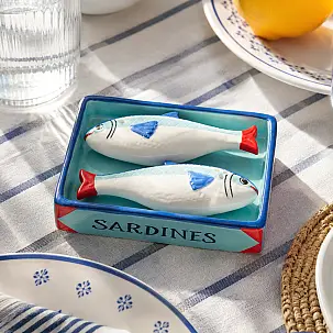 Salero y pimentero en forma de sardinas