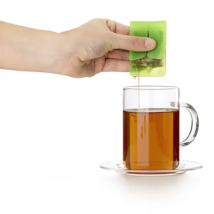 Exprime la bolsita sin quemarte los dedos