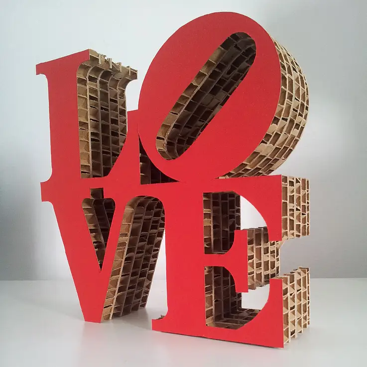 Una mini escultura pop y de cartón
