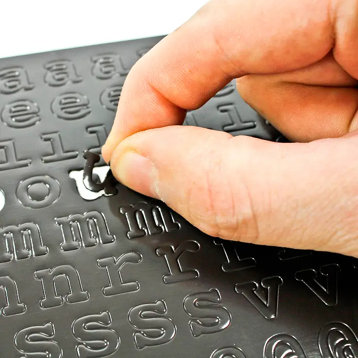 Las letras están troqueladas en dos planchas