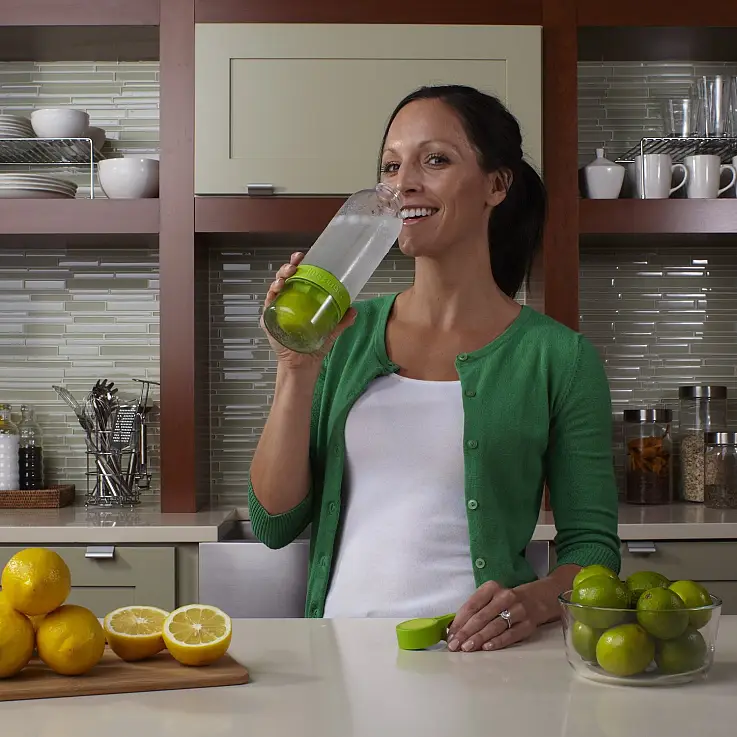 Exprime, añade agua, agita y ¡disfruta!