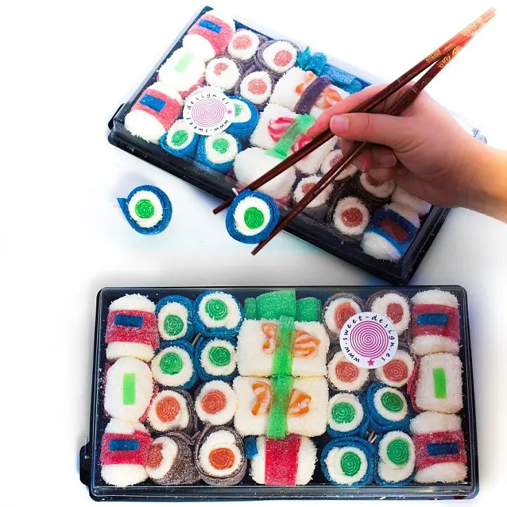 Una gran bandeja de sushi variado de chuches