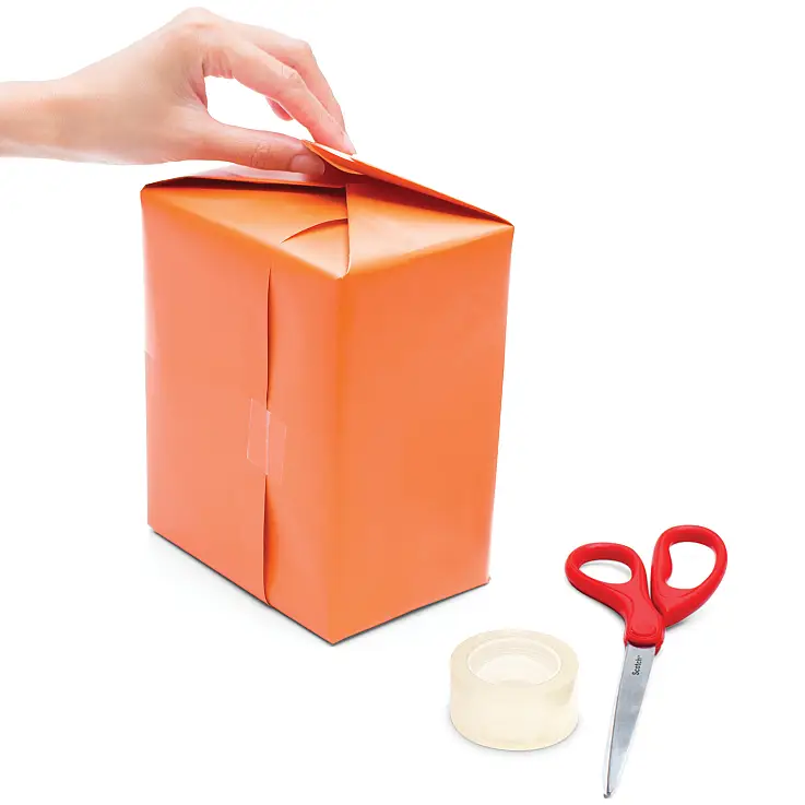 Primero envuelve el regalo con el papel