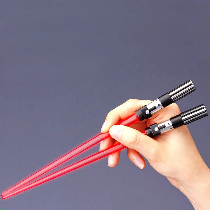 La luz es roja, como corresponde al sable de luz de Darth Vader