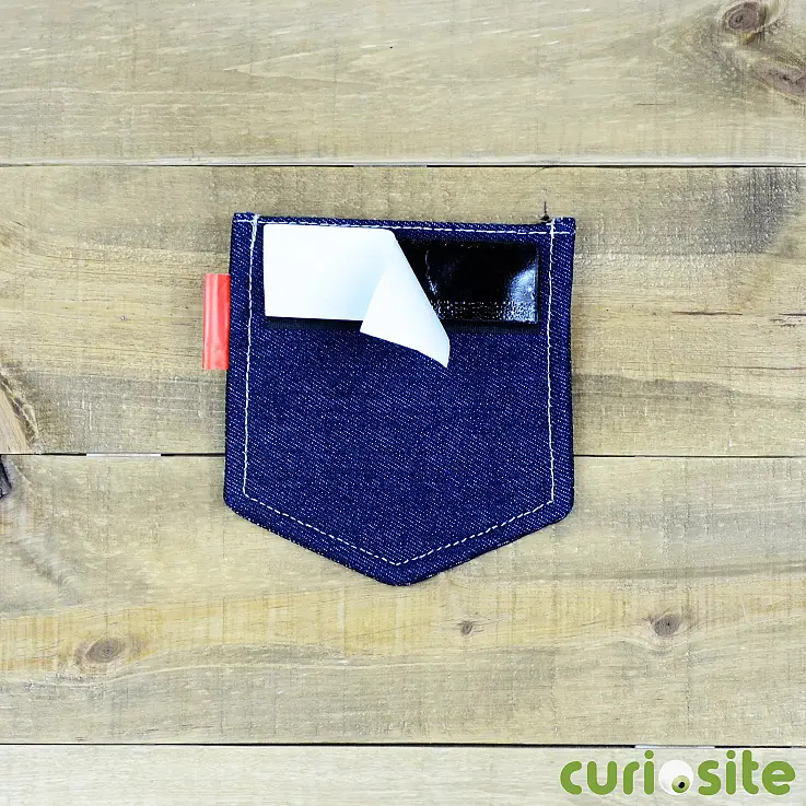 Una de las tiras de velcro queda adherida a la pared