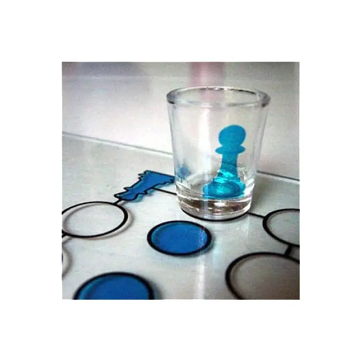 Incluye 16 vasos de chupito