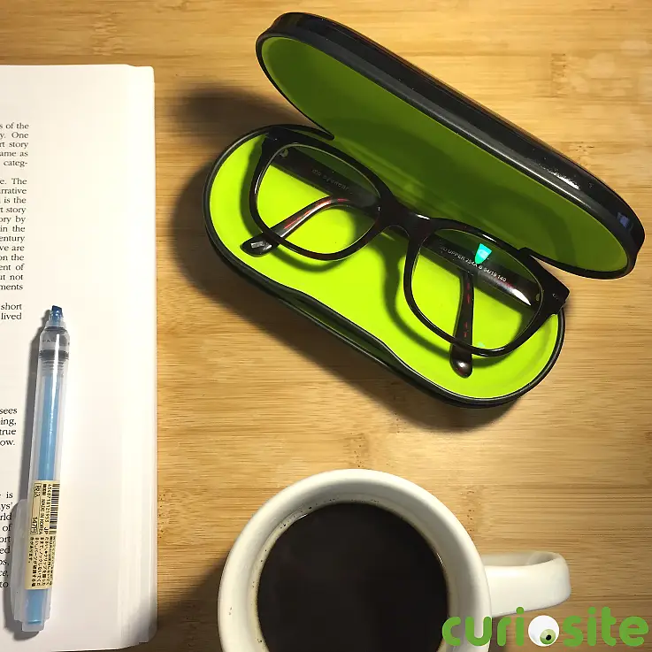 Un estuche para gafas y lentillas muy compacto