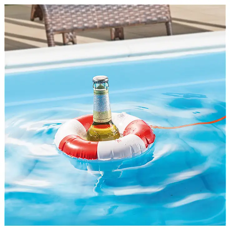 Disfruta de tus bebidas dentro de la piscina