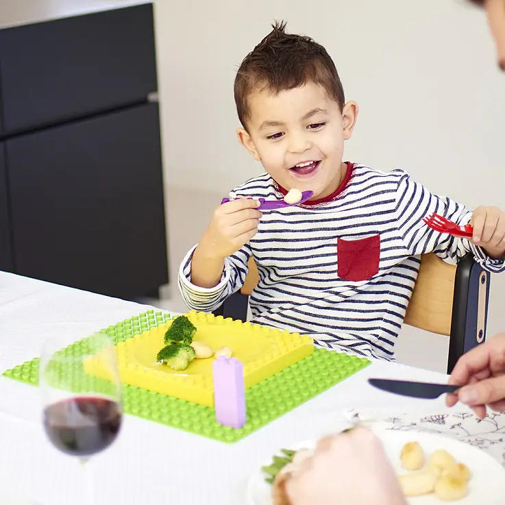 La vajilla infantil para aprender a comer