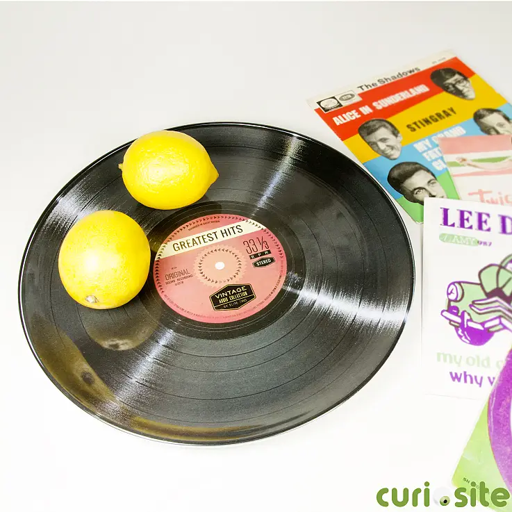 Es de melamina y mide 30,5 cm de diámetro