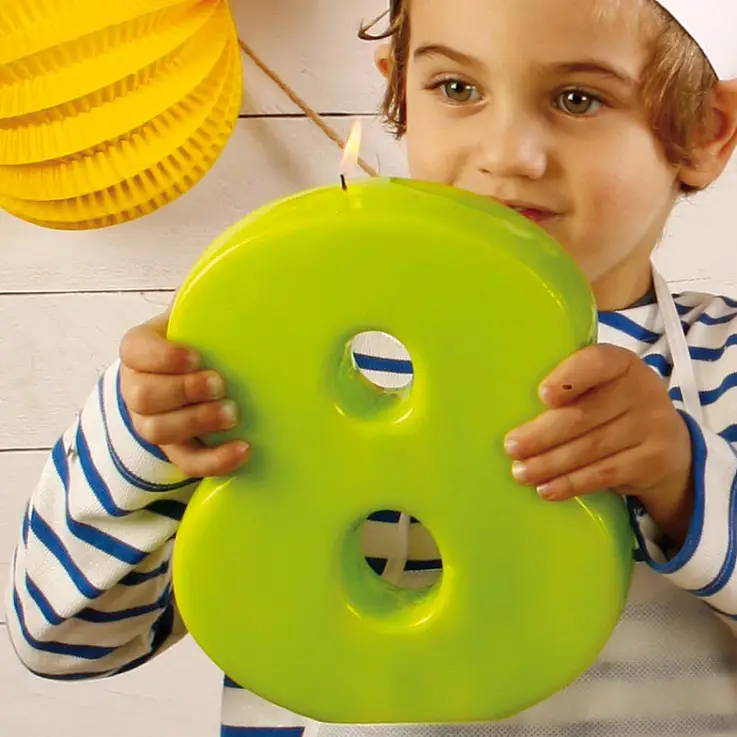 Celebra encendiendo estas velas número enormes